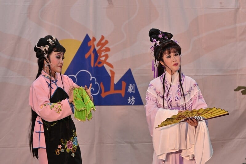 LINE_ALBUM_115.08.15_藝術下鄉玩藝列車巡演壓軸在吉安　_游淑貞陪同社區老少同樂感受歌仔戲曲魅力_260816_2_dc8d6a3c84433f41.jpg